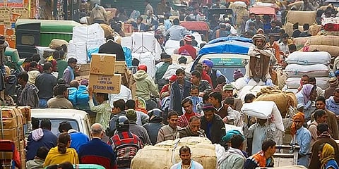 கொரோனா பேரிடர்: 'நடுத்தர வர்க்கத்திலிருந்து கீழே தள்ளப்பட்ட 3.2 கோடி இந்தியர்கள்!'