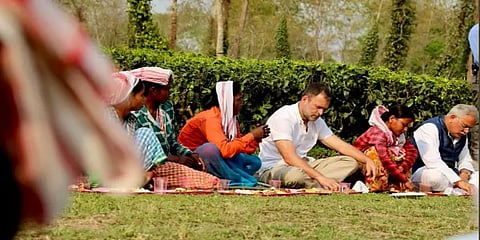 அசாம் தேயிலைத் தோட்ட தொழிலாளர்களுடன் உணவருந்திய ராகுல் காந்தி