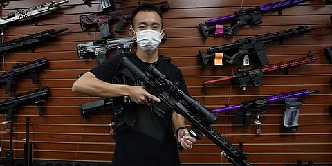 வெறுப்புக் குற்றங்கள் அதிகரிப்பு: தற்காப்புக்கு துப்பாக்கிகளை வாங்கும் ஆசிய-அமெரிக்கர்கள்