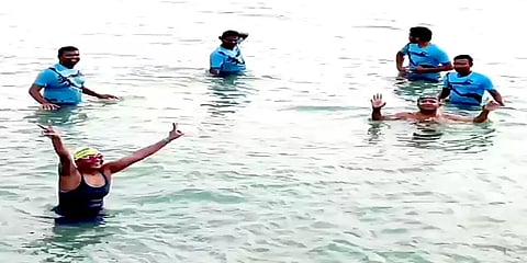 தலைமன்னார் டூ தனுஷ்கோடி: கடல் பகுதியை 13.35 மணிநேரத்தில் நீந்தி 48 வயது பெண் சாதனை