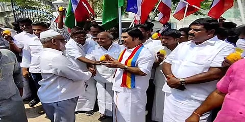 துண்டுபிரசுரம் இல்லாததால் மாம்பழத்தை கொடுத்து வாக்கு கேட்ட பாமக வேட்பாளர்