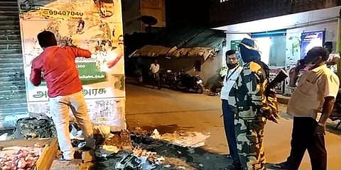 தேர்தல் விதிமீறல்: அதிமுக தேர்தல் அறிக்கை சுவரொட்டிகளை கிழித்த பறக்கும்படையினர்