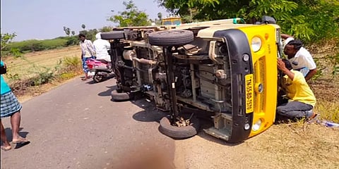 அதிமுக பூத் கமிட்டி நிர்வாகிகளை ஏற்றிச் சென்ற சரக்கு வாகனம் கவிழ்ந்து 17 பேர் காயம்