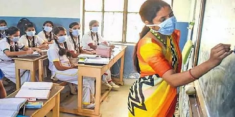 கொரோனா பரவல் எதிரொலி: தமிழகத்தில் 9, 10, 11 வகுப்புகளுக்கு பள்ளி விடுமுறை