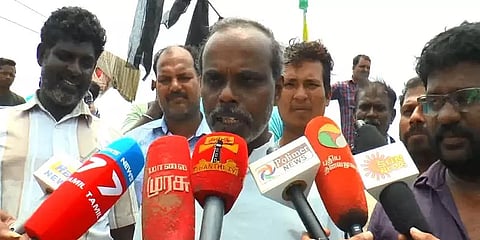 "கடலில் சாலையே இல்லாதபோது சாலை வரி, பசுமை வரி எதற்கு?" - மீனவர்கள் போராட்டம்
