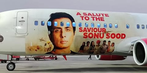 கொரோனா கால உதவி; சோனு சூட்டின் படத்தை விமானத்தில் பதிந்து பெருமைப்படுத்திய ஸ்பைஸ் ஜெட்!