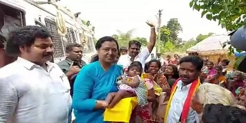 ’விஜயா ’விஜயா’ விஜயா'..! தொண்டரின் பெண் குழந்தைக்கு பெயர்சூட்டிய பிரேமலதா