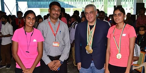 தேசிய துப்பாக்கி சுடுதல் போட்டிக்கு தகுதி: நாமக்கல் சகோதரிகளை வாழ்த்திய அஜித்!