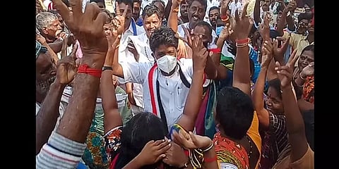 நரிக்குறவ சமூகத்தினருடன் நடனமாடி வாக்குசேகரித்த அதிமுக வேட்பாளர் இளம்பை தமிழ்ச்செல்வன்