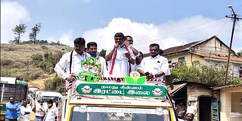 கூடலூர்: தேயிலைத் தோட்டத் தொழிலாளர்களிடம் கன்னட மொழியில் ஓட்டுகேட்ட அதிமுக வேட்பாளர்