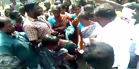 ராமநாதபுரம்: கூட்டத்திற்கு வந்த பெண்களுக்கு பணம் பட்டுவாடா செய்த அதிமுகவினர்