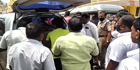 ஆவடி: அமைச்சர் உதவியாளர்கள்- நீட் எதிர்ப்பு கூட்டமைப்பினர் வாக்குவாதம்; மோதல்