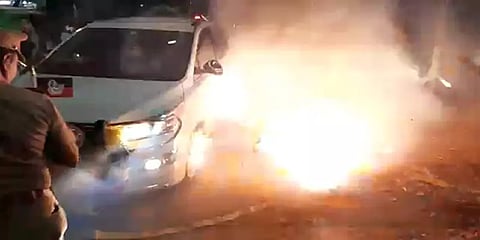 அமைச்சர் கடம்பூர் ராஜூ கார் அருகே பட்டாசு வெடித்த அமமுகவினர் - கோவில்பட்டியில் பரபரப்பு