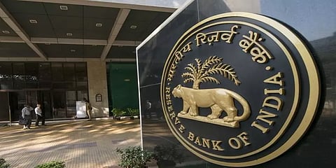 இந்தியாவில் குடும்பங்களில் அதிகரித்த கடன்; குறைந்துபோன சேமிப்பு: ரிசர்வ் வங்கி ஆய்வறிக்கை