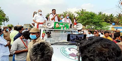 ’ஐயா 12-ம் வகுப்புக்கு பாஸ் போடுங்கய்யா!’ - ஓ.பி.எஸ்.ஸிடம் கோரிக்கை வைத்த மாணவர்கள்