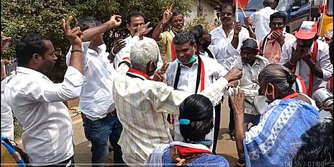 தொண்டர்களோடு நடனமாடி வாக்கு சேகரித்த கூடலூர் தொகுதி அதிமுக வேட்பாளர்