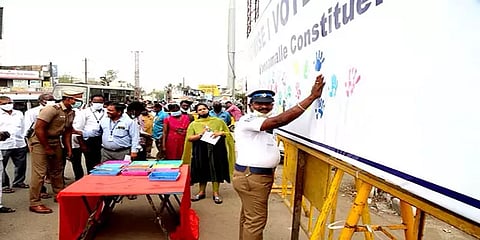 100 சதவீத வாக்குப்பதிவை வலியுறுத்தி பூந்தமல்லியில் நூதன பிரசாரம்!