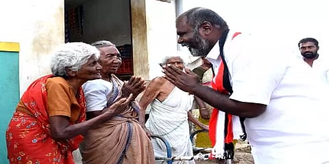 கட்டட பணி செய்து மூதாட்டிகளின் காலில் விழுந்து வாக்கு சேகரித்த அமைச்சர் ஆர்.பி.உதயகுமார்