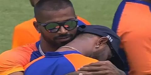 உணர்ச்சியில் கண்கலங்கிய குருணால் பாண்ட்யா... தேற்றிய ஹர்திக் பாண்ட்யா!