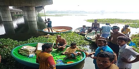 நாமக்கல்: ஒன்றரை வயது குழந்தையுடன் ஆற்றில் குதித்து தற்கொலை செய்துகொண்ட தந்தை