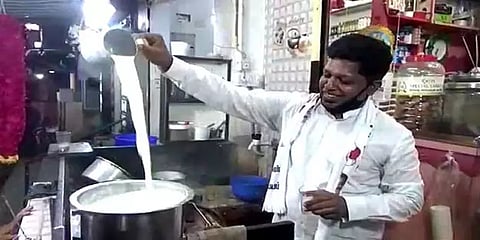 டீக்கடை மாஸ்டருக்கு பால் போட்டுக் கொடுத்து வாக்கு சேகரித்த ஆலந்தூர் மநீம வேட்பாளர்