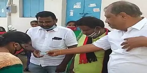 ஆரத்தி எடுத்த பெண்களுக்கு பணம் கொடுத்த திமுக எம்பி: சமூக வலைதளங்களில் வைரலாகும் வீடியோ