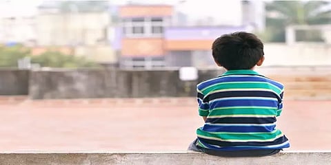 முதுகில் கனமான கற்களை சுமக்க வைத்த கொடூரம்: 6 நாட்களுக்கு பின் உயிரிழந்த 10 வயது சிறுவன்!