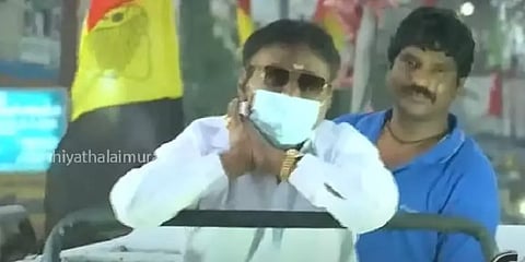 தொண்டர்களை பார்த்து கை அசைத்த விஜயகாந்த்! - விண்ணை பிளந்த விசில் சத்தம்