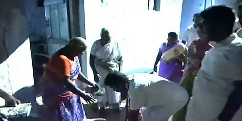 முதியவர்களின் காலில் விழுந்து வாக்கு சேகரித்த ஈரோடு மேற்குத் தொகுதி அமமுக வேட்பாளர்