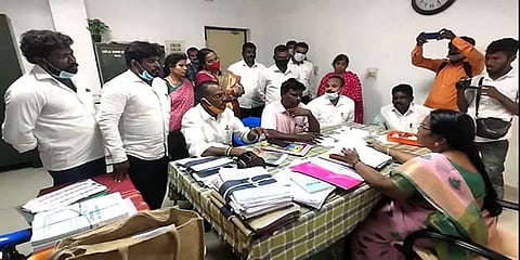 "அமைச்சரை அவதூறாக பேசிய திமுக வேட்பாளர் மனுவை நிராகரியுங்கள்”- அதிமுக நிர்வாகிகள் புகார்