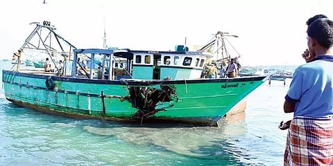 தமிழக மீனவர்கள் 40 பேர் இலங்கை கடற்படையால் சிறைபிடிப்பு!