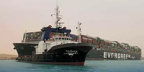 தரை தட்டி நிற்கும் கப்பல்... சூயஸ் கால்வாயில் முடங்கி போன கப்பல் போக்குவரத்து!