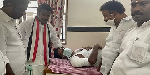 சென்னை: அதிமுக கூட்டணி வேட்பாளர் மீது அடையாளம் தெரியாத நபர் தாக்க முயன்றதாக புகார்