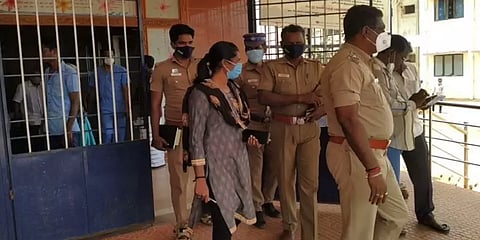 சிவகங்கை: பாலியல் வழக்கில் தொடர்புடைய இளைஞர் நீதிமன்றத்திற்குள் தற்கொலை முயற்சி