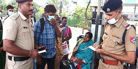 தாம்பரம்: ரயிலில் ஏறும்போது தவறி விழுந்த பெண்; காப்பாற்றிய போலீசாருக்கு குவியும் பாராட்டு