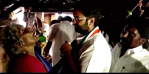 கட்டியணைத்து வாழ்த்திய மூதாட்டி: வீடுகட்டிக் கொடுப்பதாக உறுதியளித்த ஓமலூர் காங் வேட்பாளர்