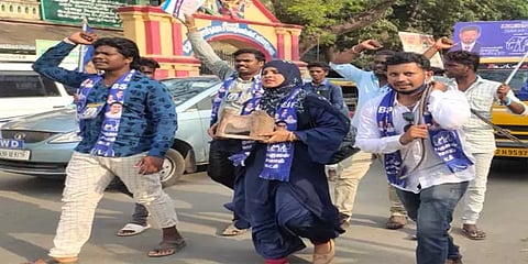 மயிலாடுதுறை: பரப்புரை வாகனத்தை கயிறுகட்டி இழுத்துச் சென்று வாக்கு சேகரித்த வேட்பாளர்