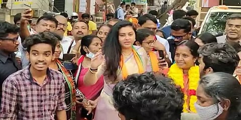 வாத்தி கம்மிங்: பரப்புரையில் வானதி சீனிவாசனுக்கு நடனமாட கற்றுக் கொடுத்த நமீதா!