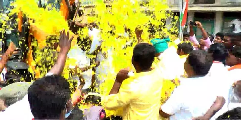 ஜோலார்பேட்டை: அமைச்சர் வீரமணிக்கு ஜேசிபி இயந்திரம் மூலம் 500 கிலோ மலர்தூவி வரவேற்பு