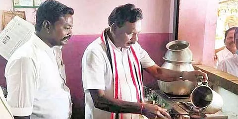 பரப்புரை அதகளங்கள்.. கரும்புச்சாறு பிழிந்து கொடுத்து வாக்கு சேகரித்த வேட்பாளர்!