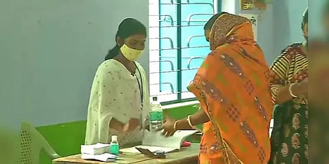 மேற்குவங்கம், அசாமில் முதல்கட்டத் தேர்தல்: மக்கள் ஆர்வமுடன் வாக்களிப்பு