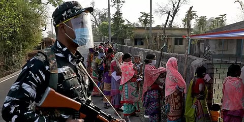 மேற்குவங்கம்: வாக்குச்சாவடி அருகே துப்பாக்கிச்சூடு; இருவர் காயம்