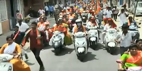 கோவை: வானதி சீனிவாசனுக்கு ஆதரவாக மோட்டார் சைக்கிளில் ஸ்மிருதி இரானி வாக்கு சேகரிப்பு