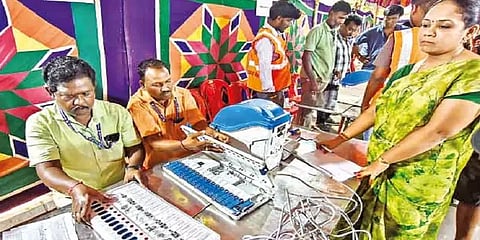 வாக்குப்பதிவு இயந்திரங்களில் வேட்பாளர்கள் பெயர், சின்னங்கள் பொருத்தும் பணி தொடக்கம்