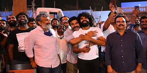 கிரேனில் பிரம்மாண்ட பெயர்.. வான வேடிக்கை.. கேக் - ராம்சரண் பிறந்தநாள் கொண்டாட்டம்