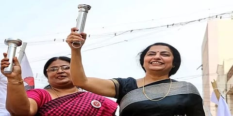 கோவையில் கமல்ஹாசனுக்கு ஆதரவு திரட்டிய சுஹாசினி - தலையை தொட்டு ஆசி வழங்கிய மூதாட்டி