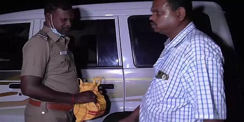 அரூர்: நள்ளிரவில் ரூ.16.50 லட்சம் பணத்துடன் பறக்கும் படையினரிடம் சிக்கிய அதிமுக பிரமுகர்