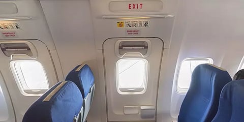 நடுவானில் விமான கதவை பலவந்தமாக திறக்க முயன்ற நபர்.. அதிர்ச்சியில் உறைந்த பயணிகள்!