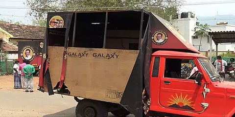 மேட்டுப்பாளையம்: வாக்கு சேகரிப்பில் அதிமுக, திமுக இடையே தள்ளுமுள்ளு