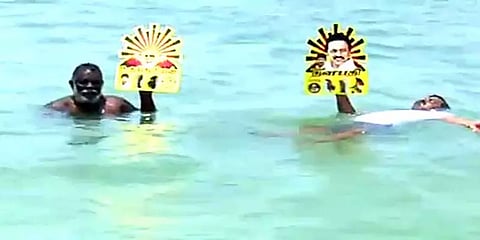 ராமேஸ்வரம்: கடலில் மிதந்தபடி திமுகவிற்கு வாக்கு சேகரித்த மதிமுக தொண்டர்கள்